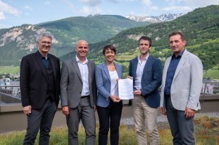 De gauche à droite : Dominique Fumeaux, Directeur Haute Ecole de Gestion, François Seppey Directeur HES-SO Valais-Wallis, Nicole Langenegger Roux Directrice Haute Ecole et Ecole Supérieure de Travail Social, Yann Decorzant Directeur du CREPA, Bertrand Deslarzes Directeur opérationnel du dicastère culture, tourisme et sport de la Commune Val de Bagnes.